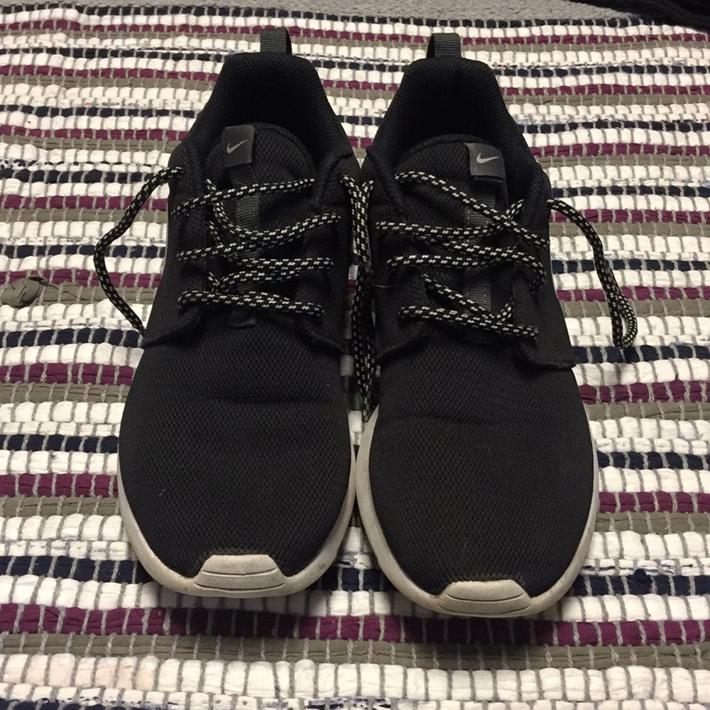 Like new black nike roshie runs